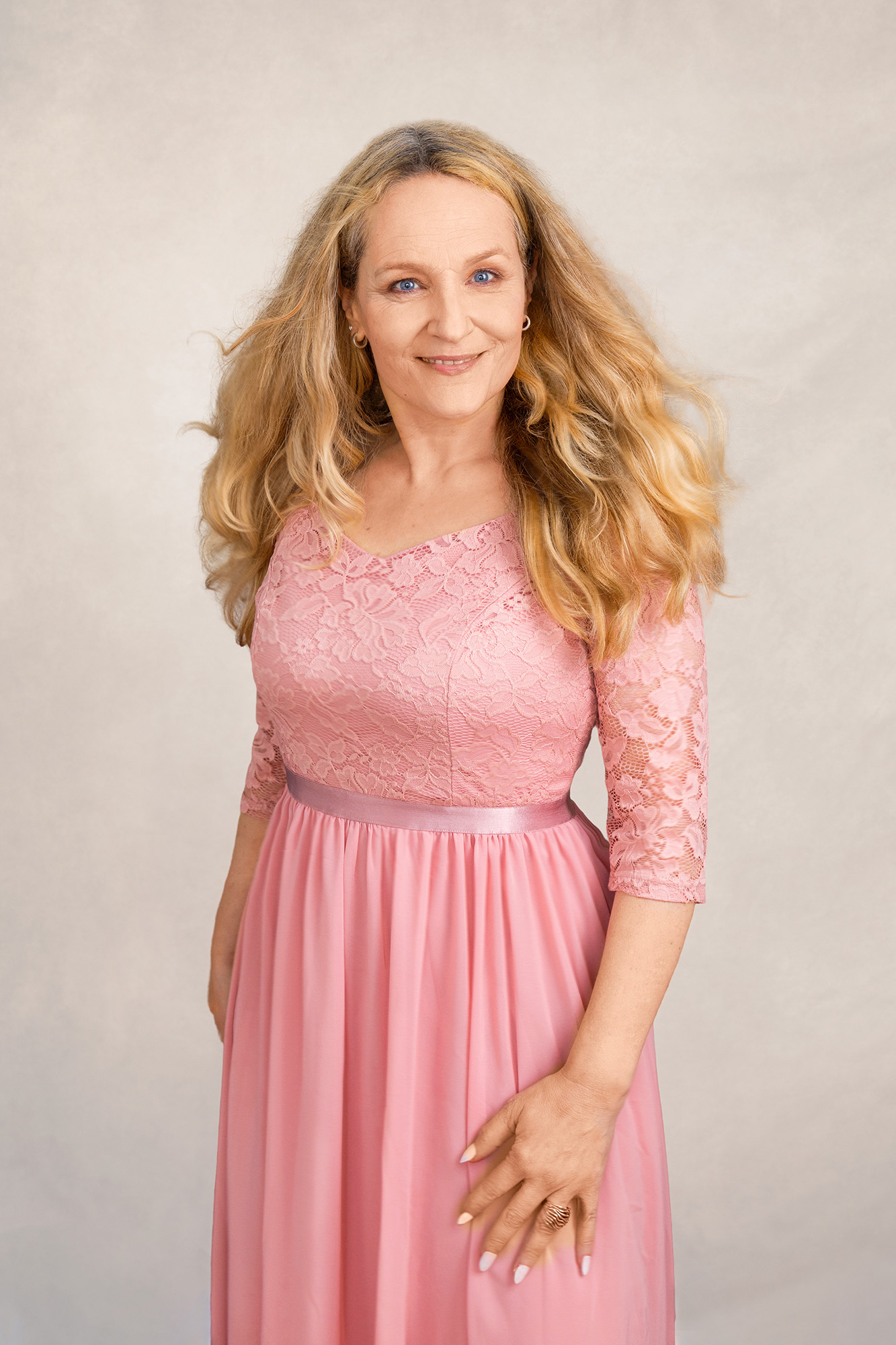 Portrait Fotografin Hamburg natuerlich, Frau in rosa Kleid, Anne Kapries