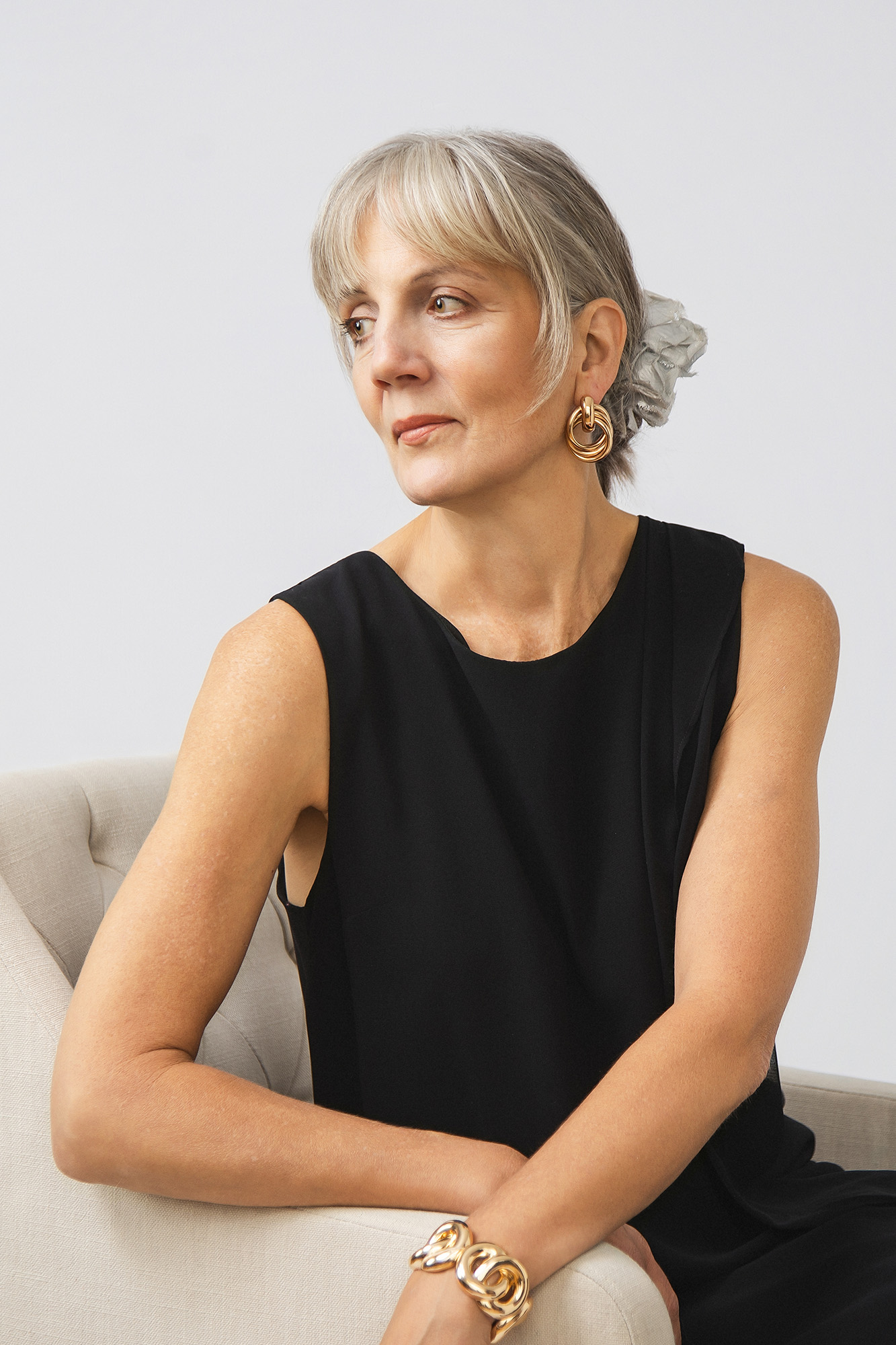Portrait Studioerlebnis Hamburg, Frau im schwarzen Kleid, Anne Kapries Fotografie