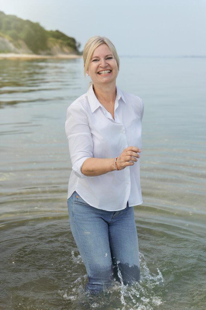 Strandshooting Ostsee Frau Wasser Lachend