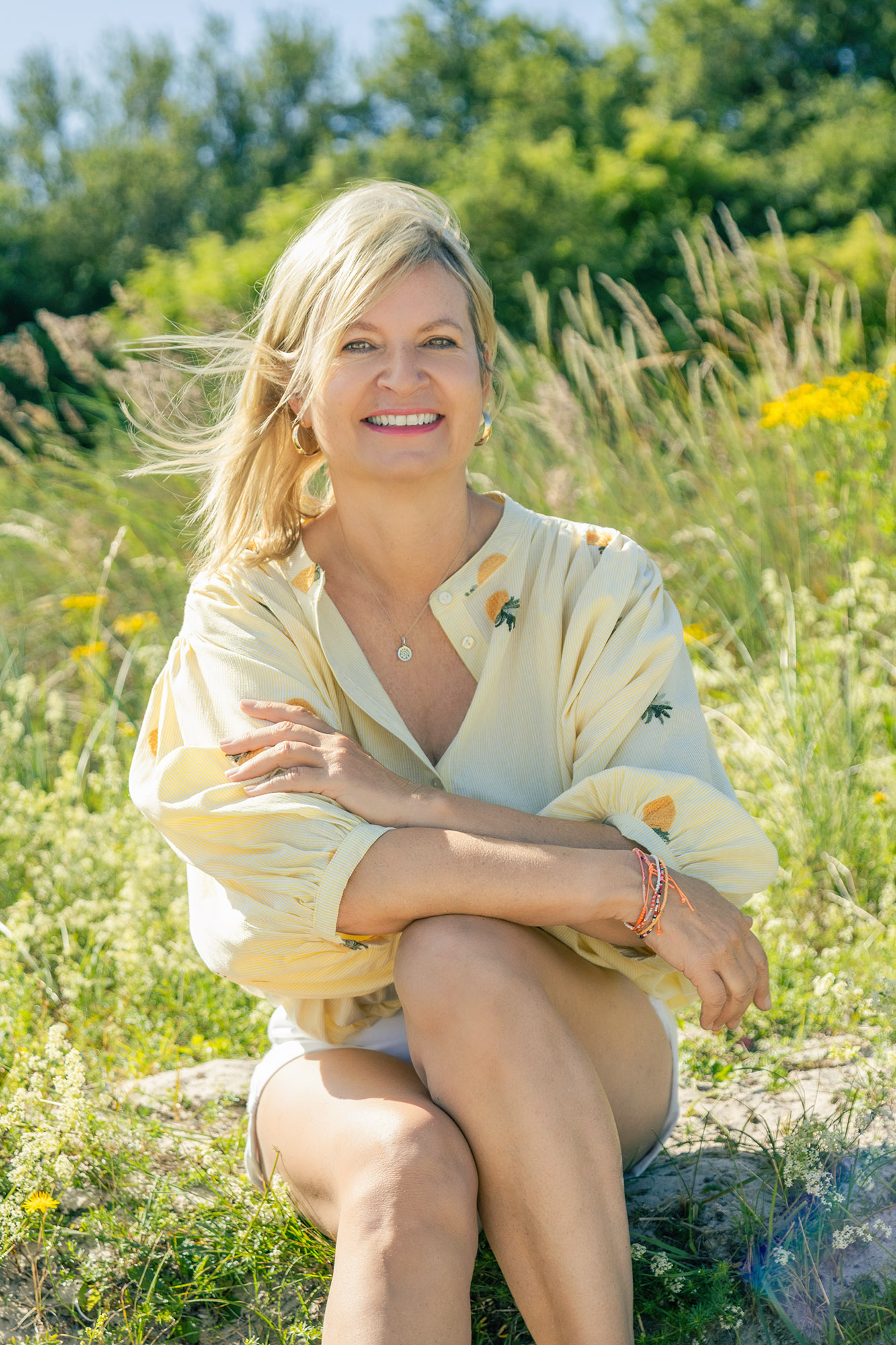 Strandshooting Ostsee Gelbe Bluse Wildblumen
