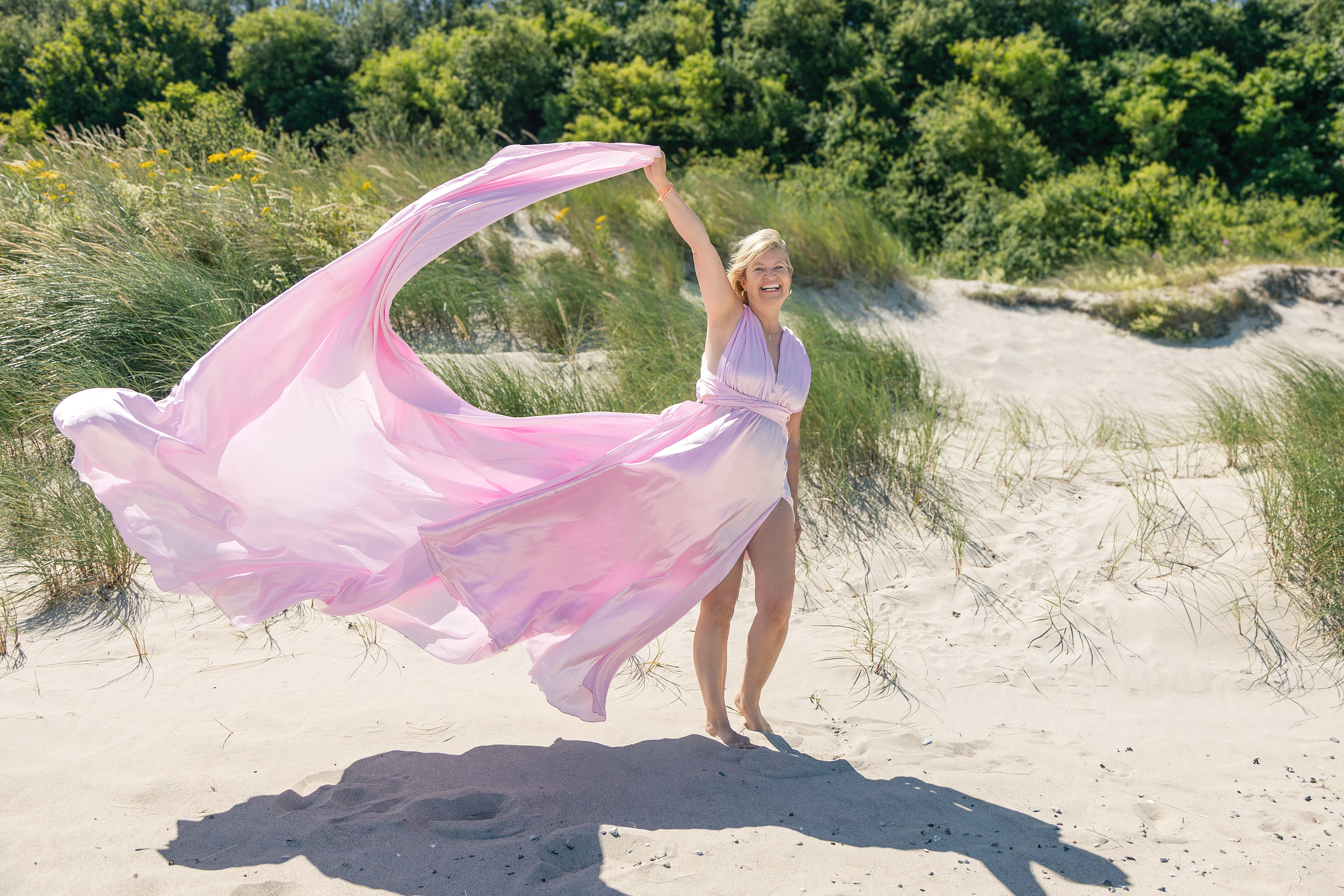 Strandshooting Ostsee, rosa Kleid in der Düne