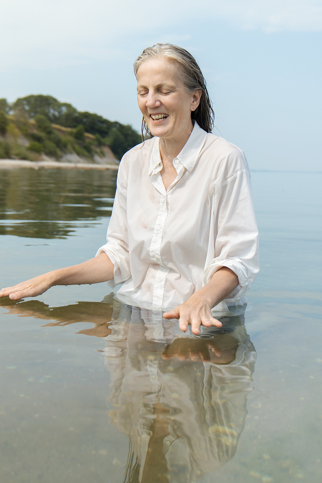 Strandshooting Ostsee, weißer Stoff im Wasser